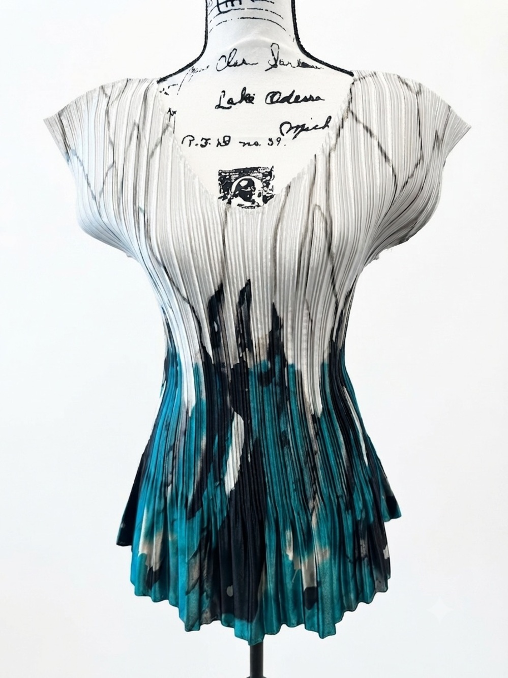 DRESSBARN SIZE LARGEPleated V-Neck. Top in White and Teal. SUPER STRETCHY! - Picture 4 of 11